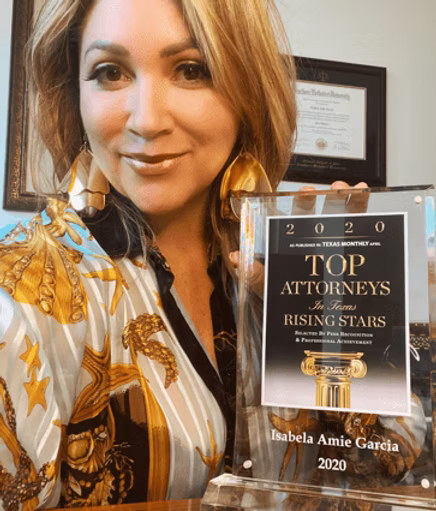 Isabela Amie García con su premio Texas Rising Stars Top Attorneys 2020